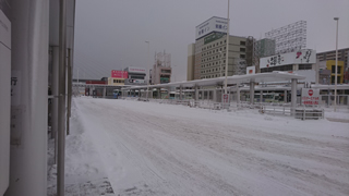 雪の青森駅前